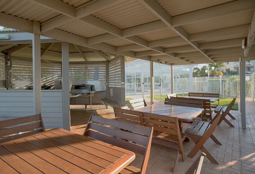 Отель 19th Avenue On The Beach