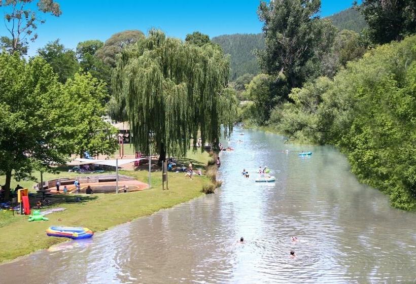 בית מלון כפרי Porepunkah Pines Holiday Park