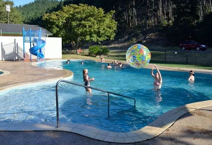 ホテル Porepunkah Pines Holiday Park