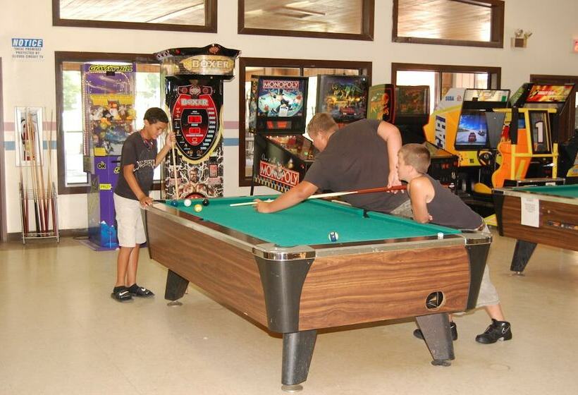 בית מלון כפרי Forest Lake Rv & Camping Resort