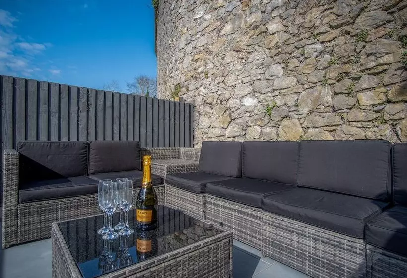 Hawtree Cottage 2 Bed Cottage Tenby