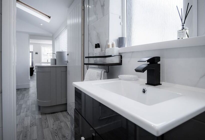 Hawtree Cottage   2 Bed Cottage   Tenby