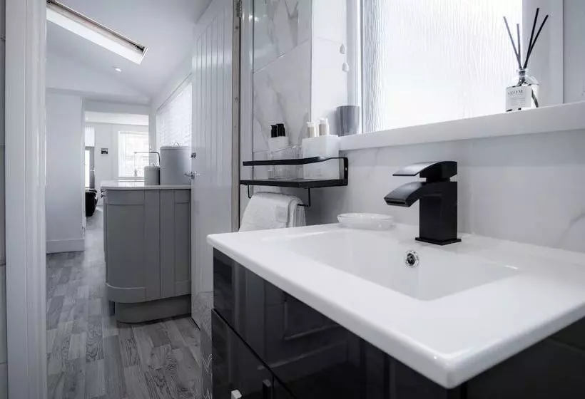 Hawtree Cottage 2 Bed Cottage Tenby