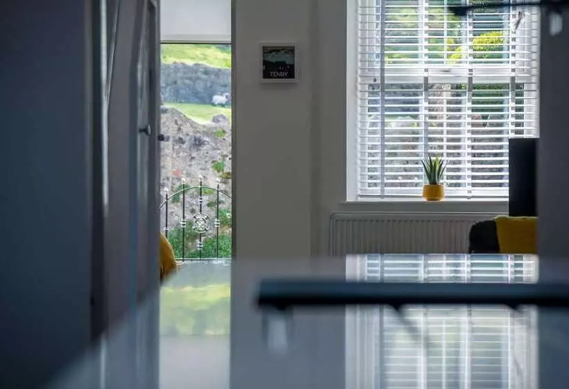 Hawtree Cottage 2 Bed Cottage Tenby