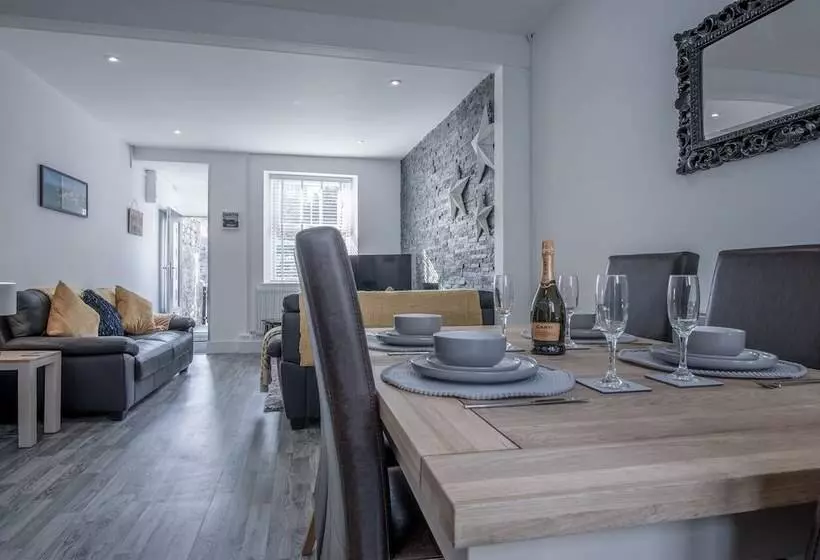 Hawtree Cottage 2 Bed Cottage Tenby