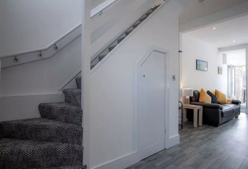Hawtree Cottage 2 Bed Cottage Tenby