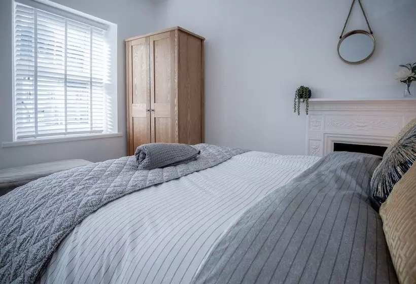 Hawtree Cottage 2 Bed Cottage Tenby