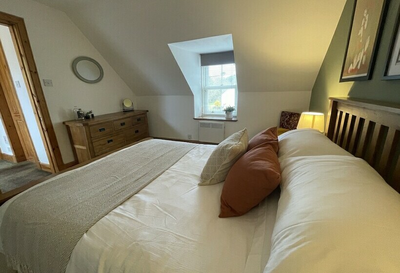 1 Keepers Cottage, Skeabost Bridge, Isle Of Skye