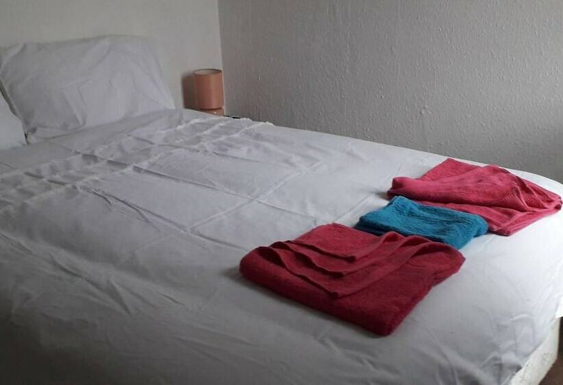 إقامة Grand 4 Bed Quasi Semi House In Manchester