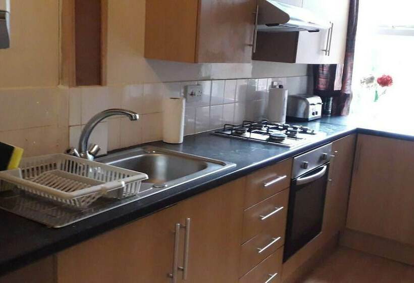 إقامة Grand 4 Bed Quasi Semi House In Manchester
