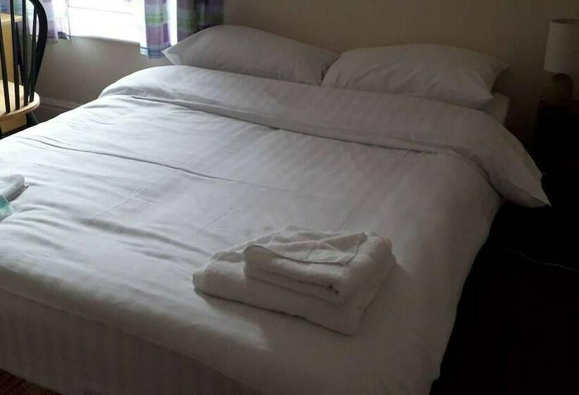 إقامة Grand 4 Bed Quasi Semi House In Manchester