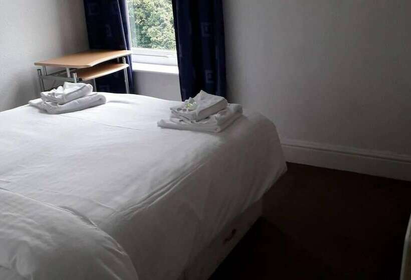 إقامة Grand 4 Bed Quasi Semi House In Manchester