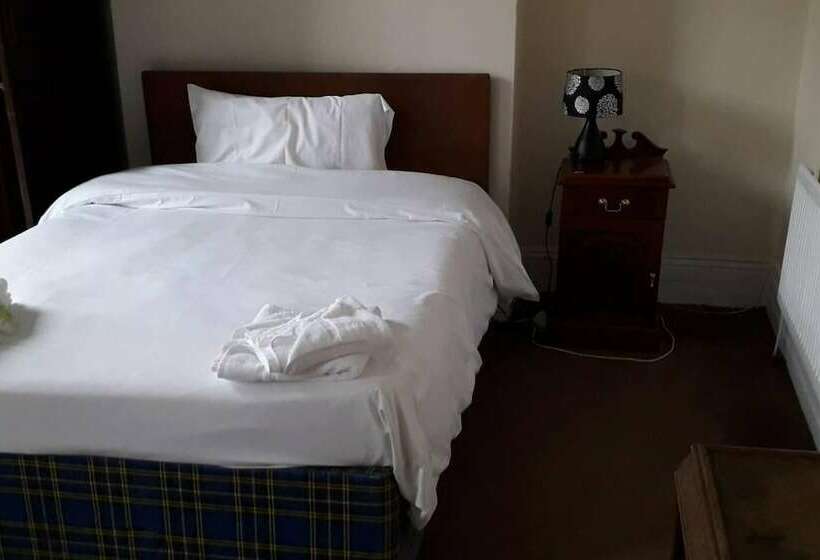 إقامة Grand 4 Bed Quasi Semi House In Manchester