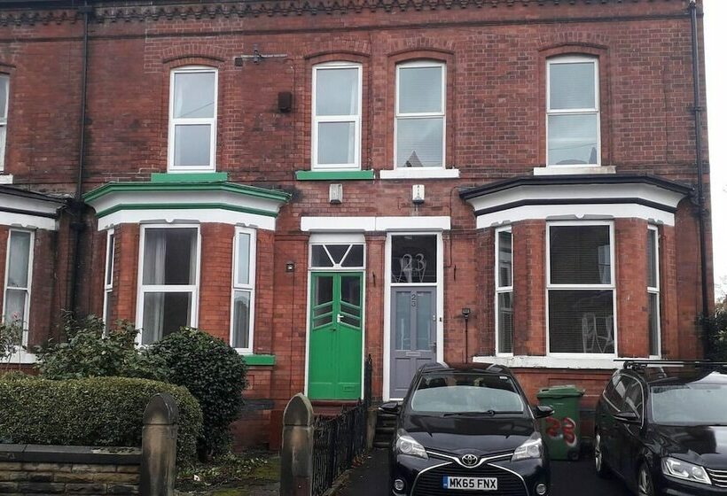 إقامة Grand 4 Bed Quasi Semi House In Manchester