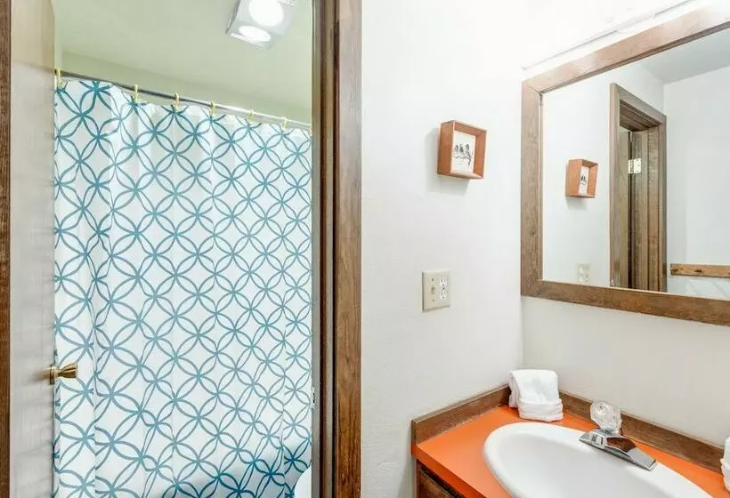 33sw   Wifi   Fireplace   Amenities   Sleeps 4