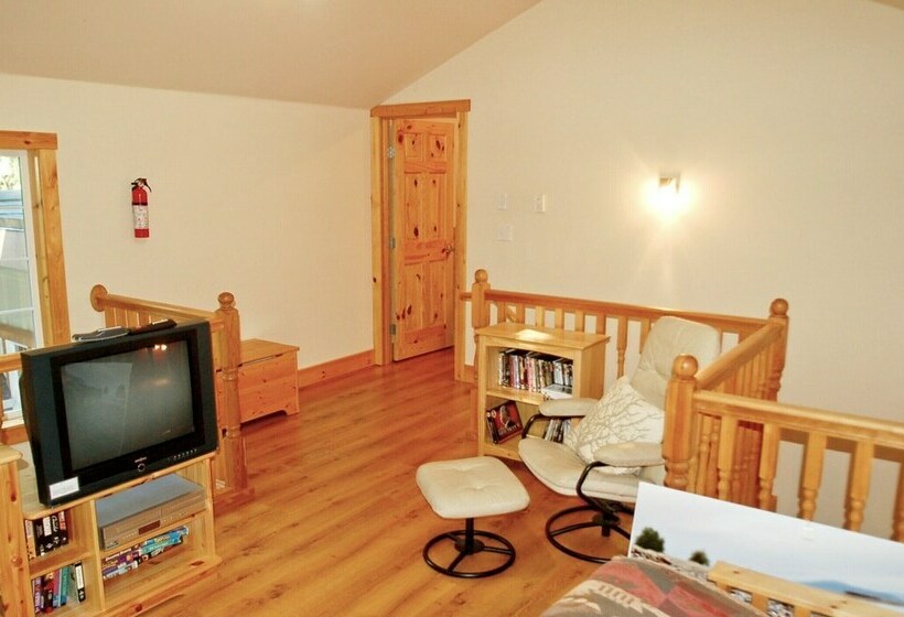 Snowline Cabin #34 Great English Tudor Style Home With Hot Tub! Now With Wifi!