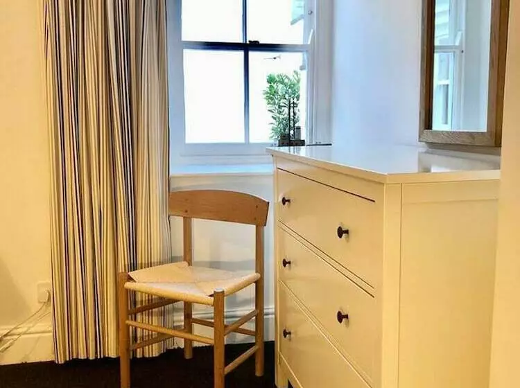 Gorgeous Coastal Cottage For 6 In Charlestown