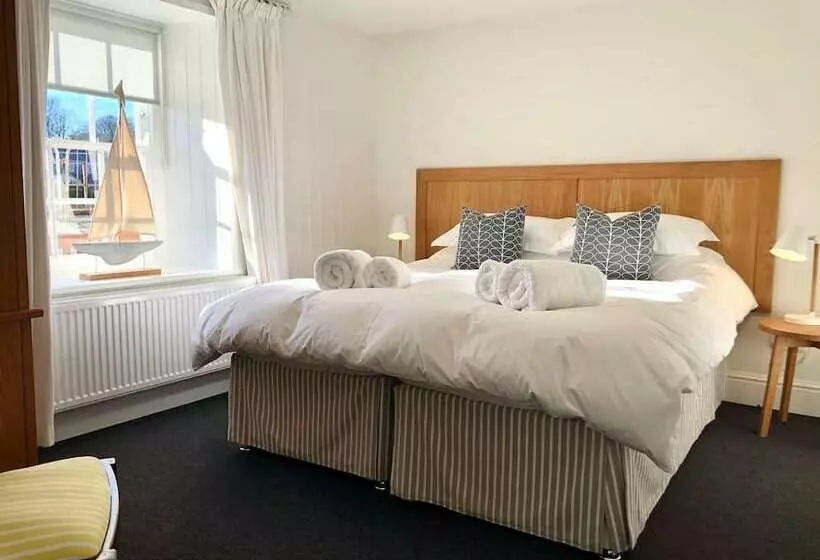 Gorgeous Coastal Cottage For 6 In Charlestown