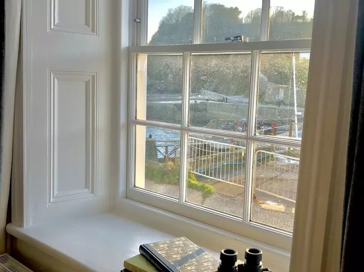 Gorgeous Coastal Cottage For 6 In Charlestown