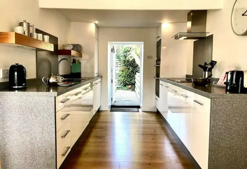 Gorgeous Coastal Cottage For 6 In Charlestown