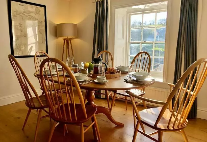 Gorgeous Coastal Cottage For 6 In Charlestown