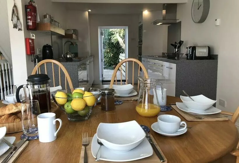 Gorgeous Coastal Cottage For 6 In Charlestown