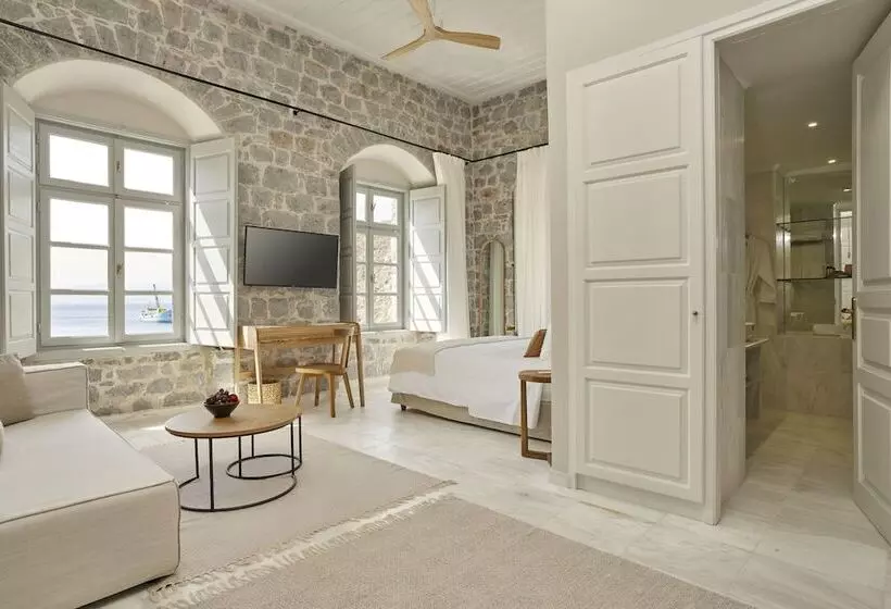 Hotelli Mandraki Beach Resort   Adults Only