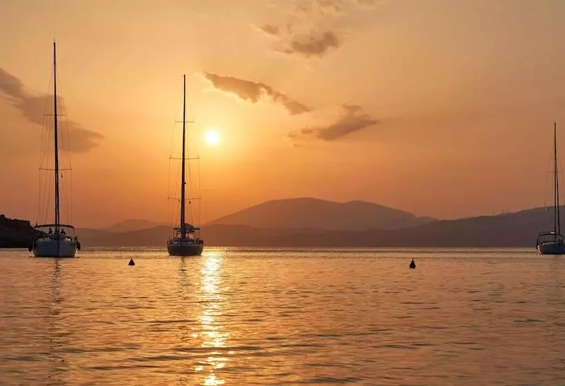 Hotelli Mandraki Beach Resort   Adults Only