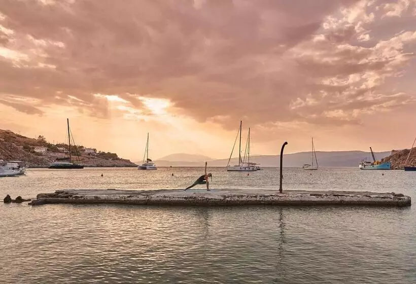 Hotelli Mandraki Beach Resort   Adults Only