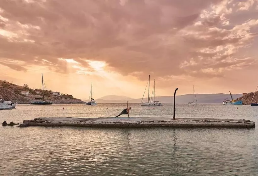 Hotelli Mandraki Beach Resort   Adults Only