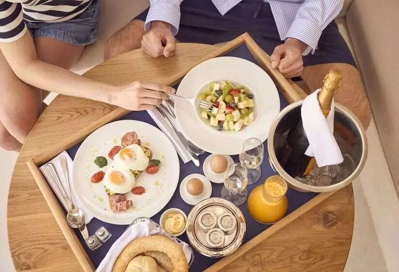 Hotelli Mandraki Beach Resort   Adults Only