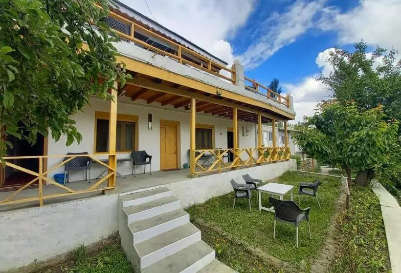 هتل Tourist Cottage Hunza