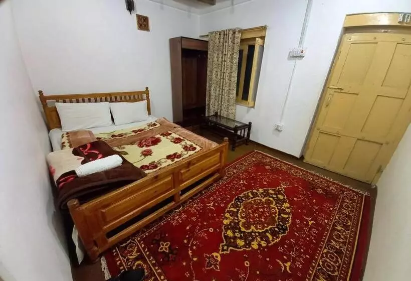هتل Tourist Cottage Hunza