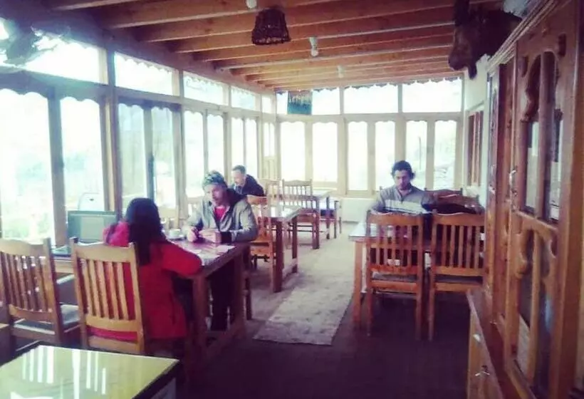 هتل Tourist Cottage Hunza