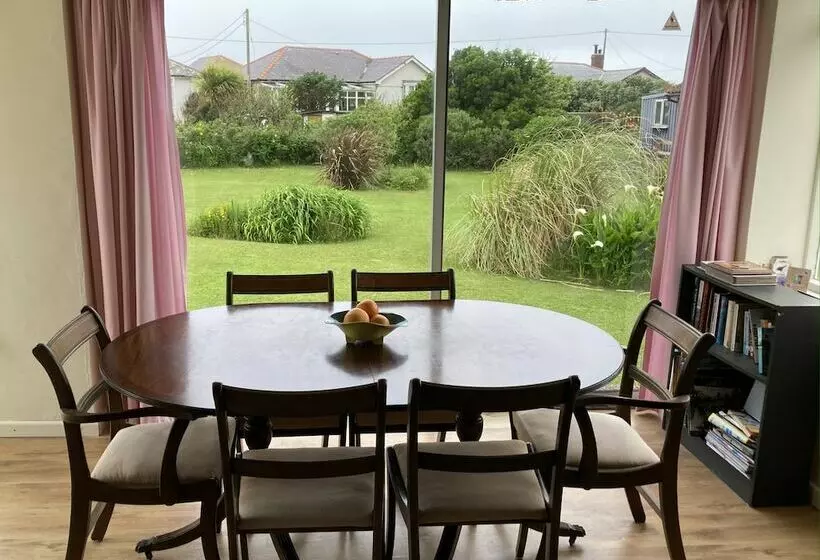 Cosy Seaside Holiday Cottage In Fairbourne