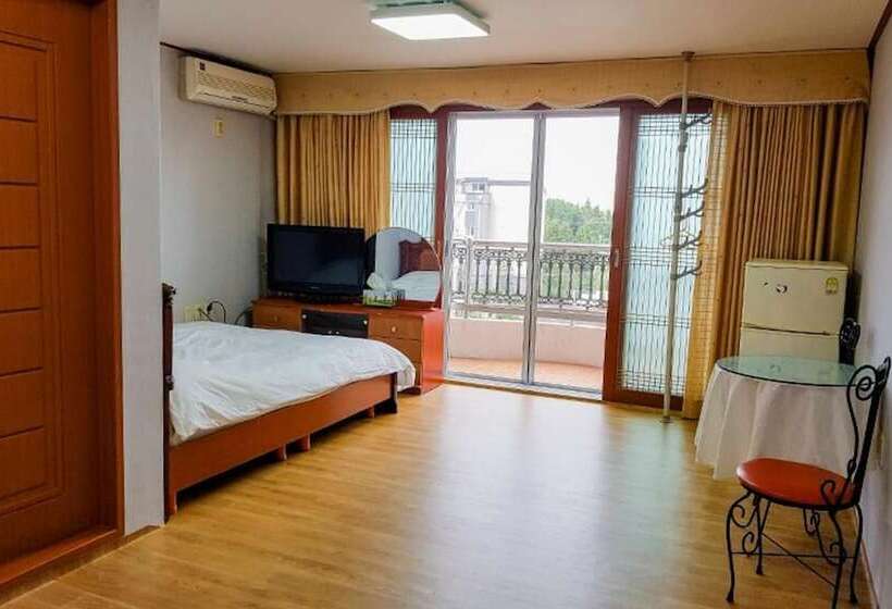 Seogwipo Jayudosi Pension