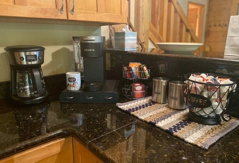 Mountain Vista  Mountain Cabin, Great Decks, Pool Table, Ping Pong Table, & Foosball By Redawning