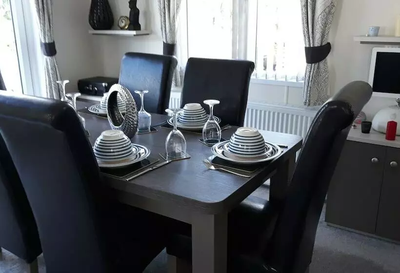 ホテル A Luxury 6 Berth Lodge, Sleeps 6 A Real Home From Home In The Heart Of A Forest