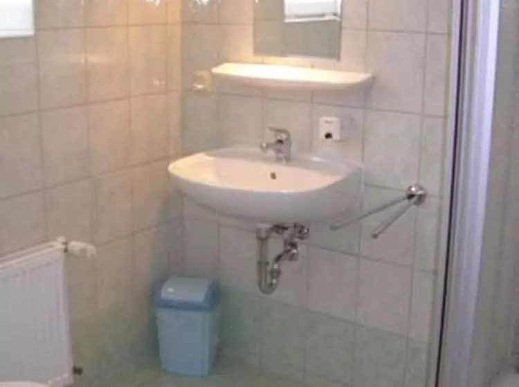 هتل Garni Am Schlosspark