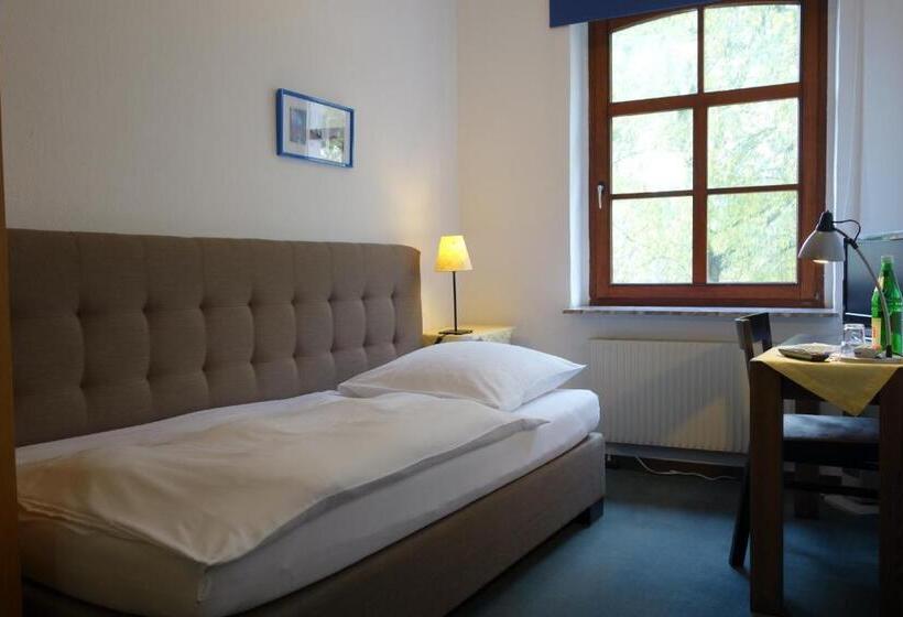 تختخواب و صبحانه Pension Am Helenenwall