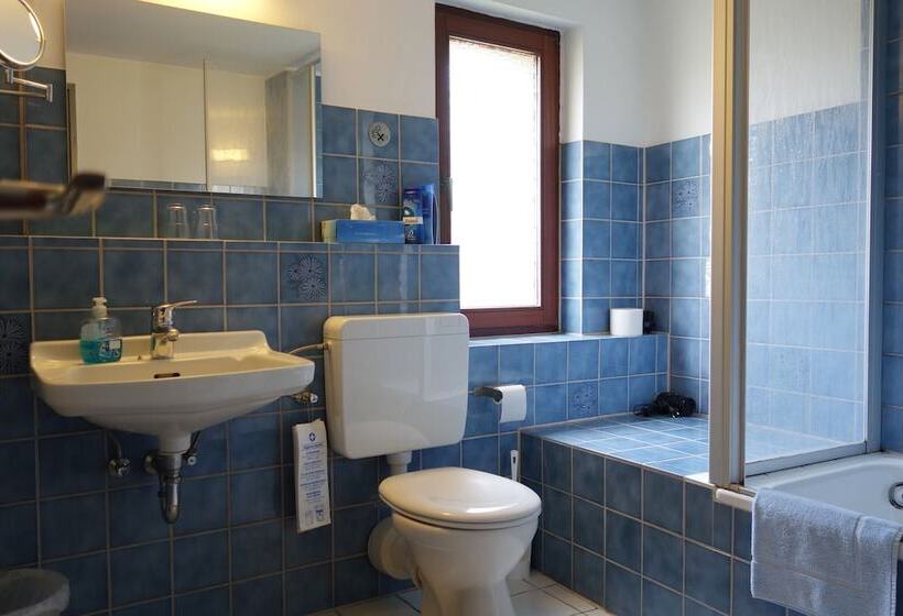 تختخواب و صبحانه Pension Am Helenenwall