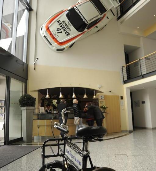 فندق Motorsport Arena