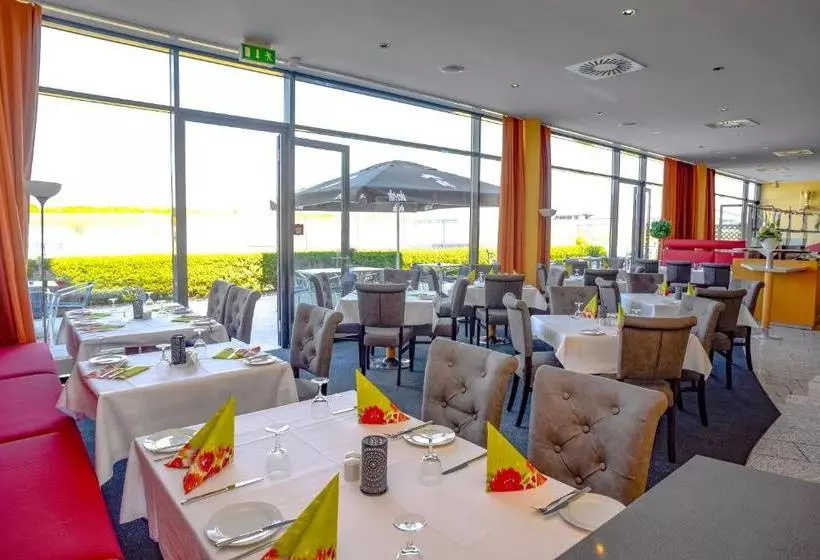 Отель Motorsport Arena