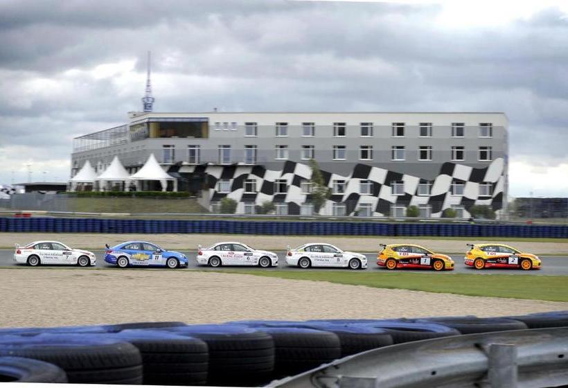 فندق Motorsport Arena