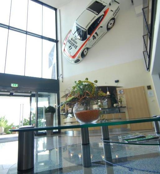 فندق Motorsport Arena