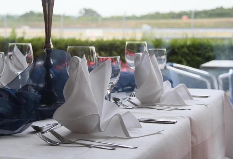 فندق Motorsport Arena