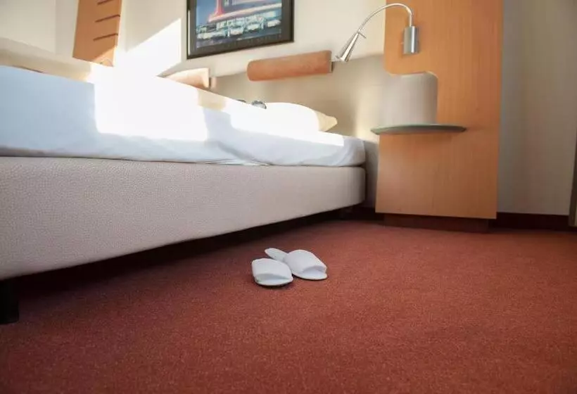 Отель Motorsport Arena