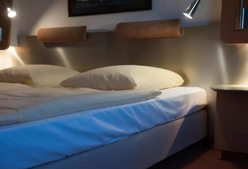 Отель Motorsport Arena