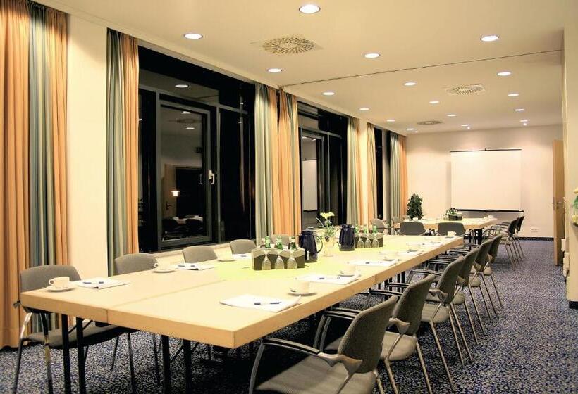 فندق Motorsport Arena