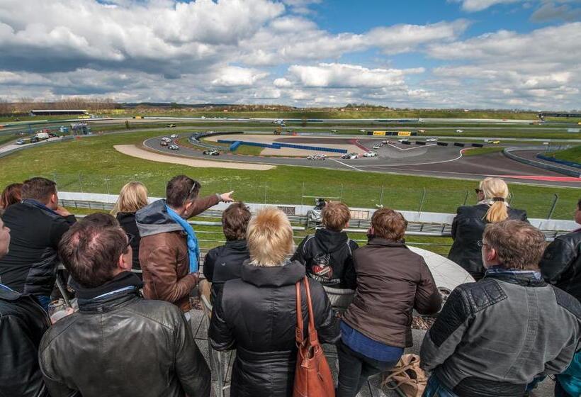 فندق Motorsport Arena